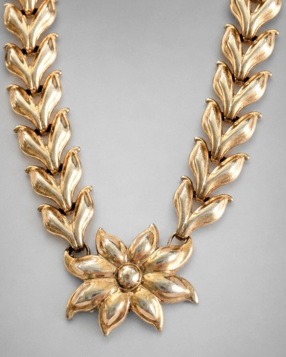 Vintage Floral Necklace Choker 14” 10mm wide Gold-tone Links Retro Mid-century g